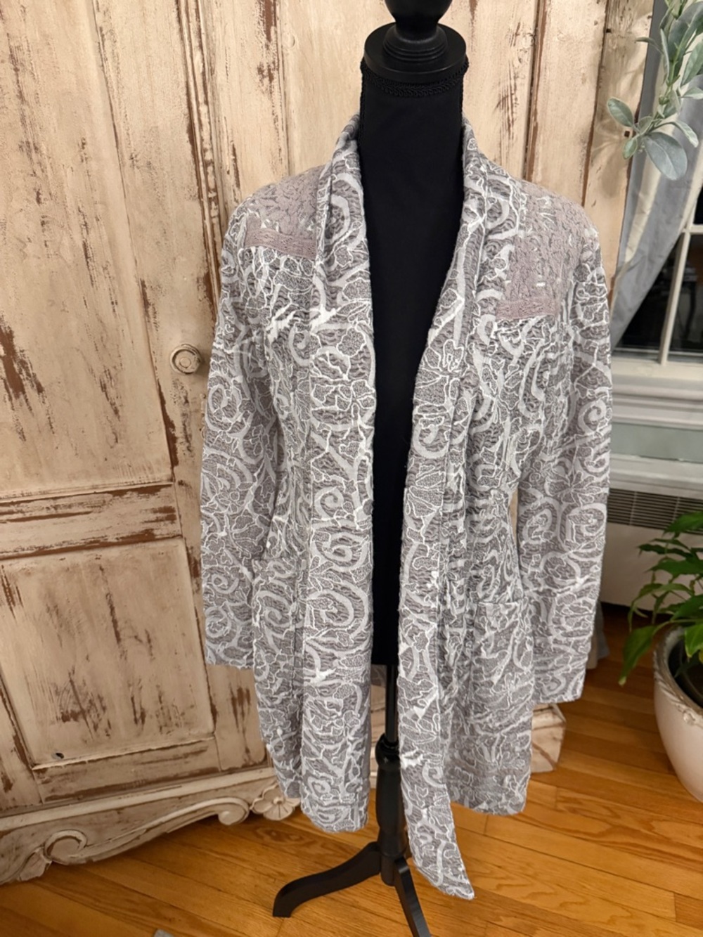 BKE Boutique Open front midi lace/knit cardigan. Gray/white. Small. Boho Chic